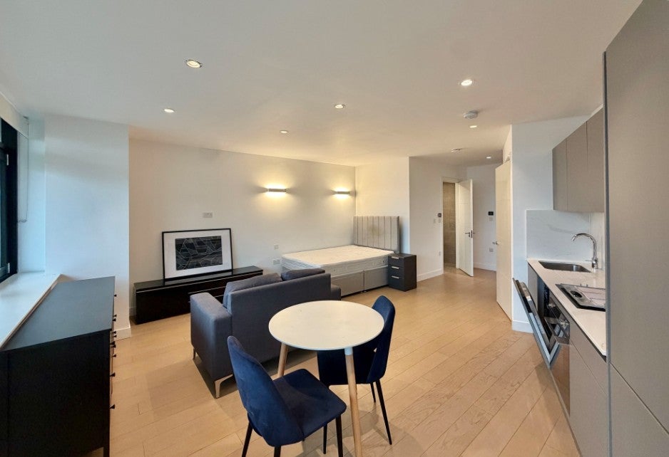 Flat Shield Drive in Greater London