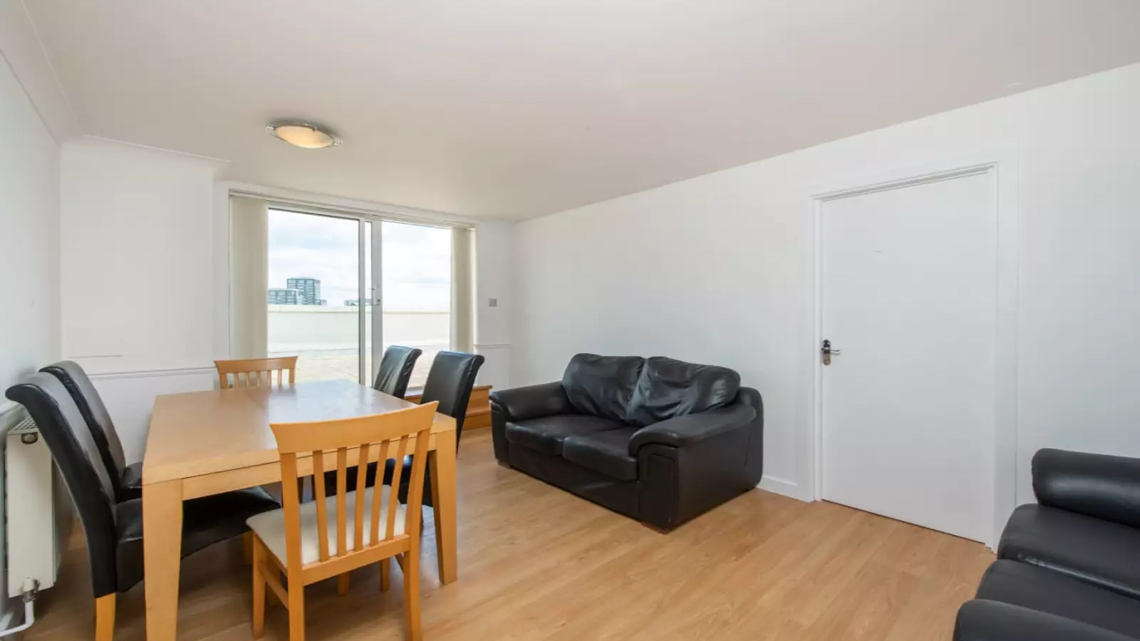 Room Newport Avenue in Greater London