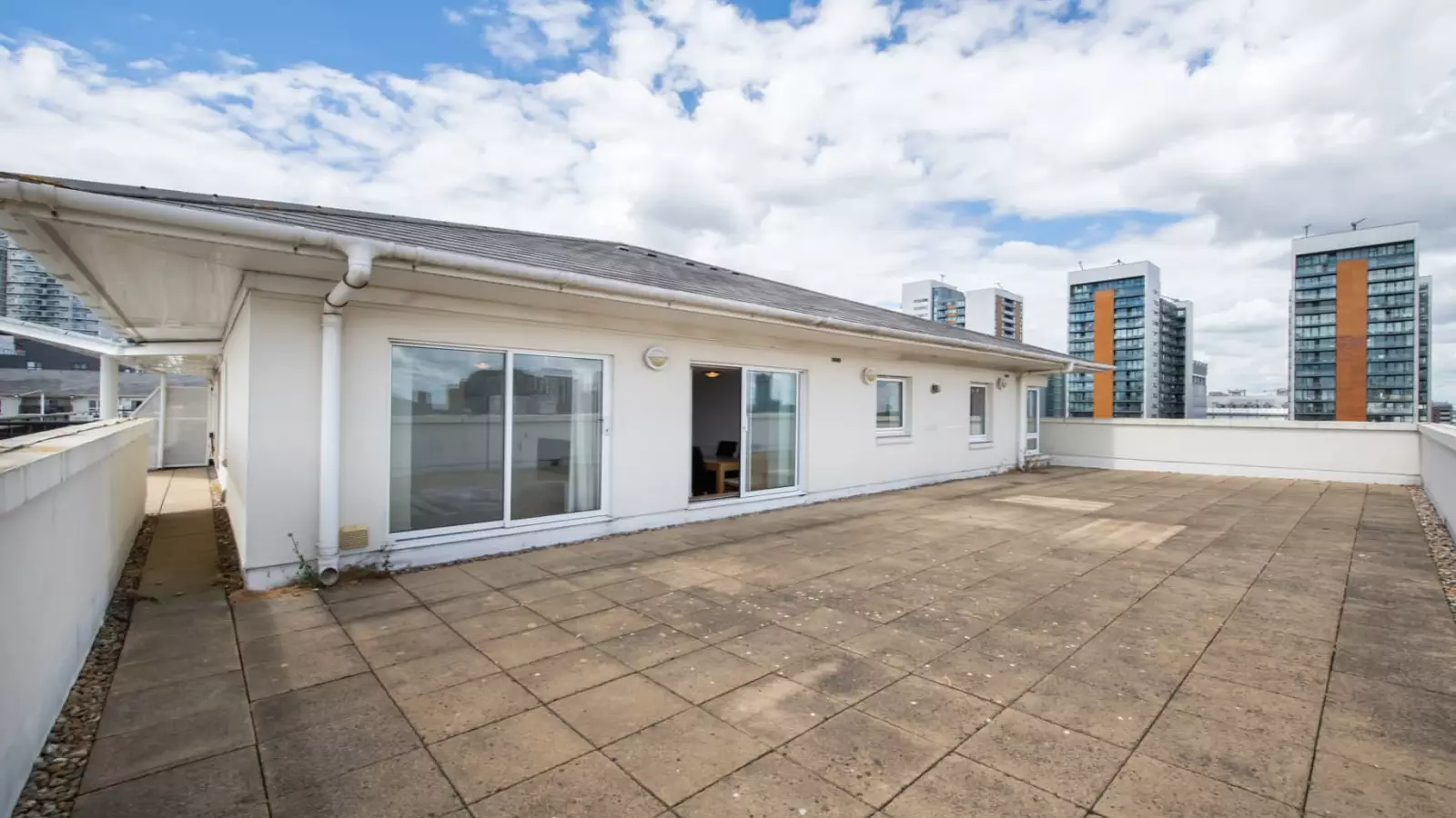 Room Newport Avenue in Greater London