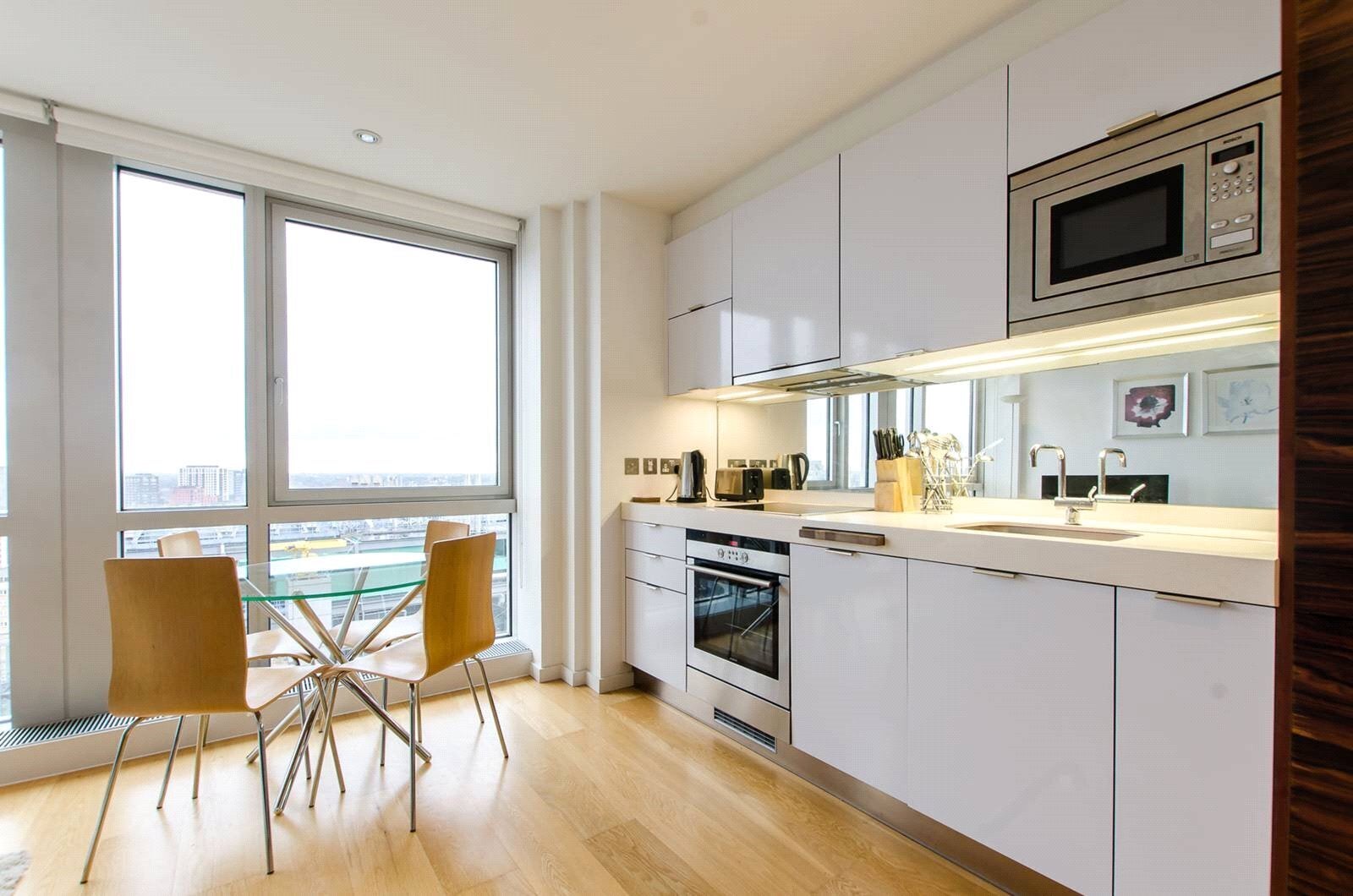 Flat Fairmont Avenue in Greater London