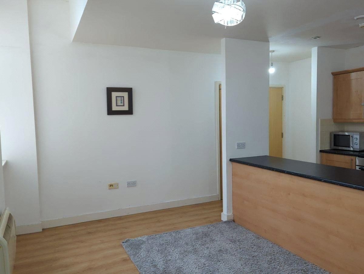 Flat Scoresby Street in Bradford