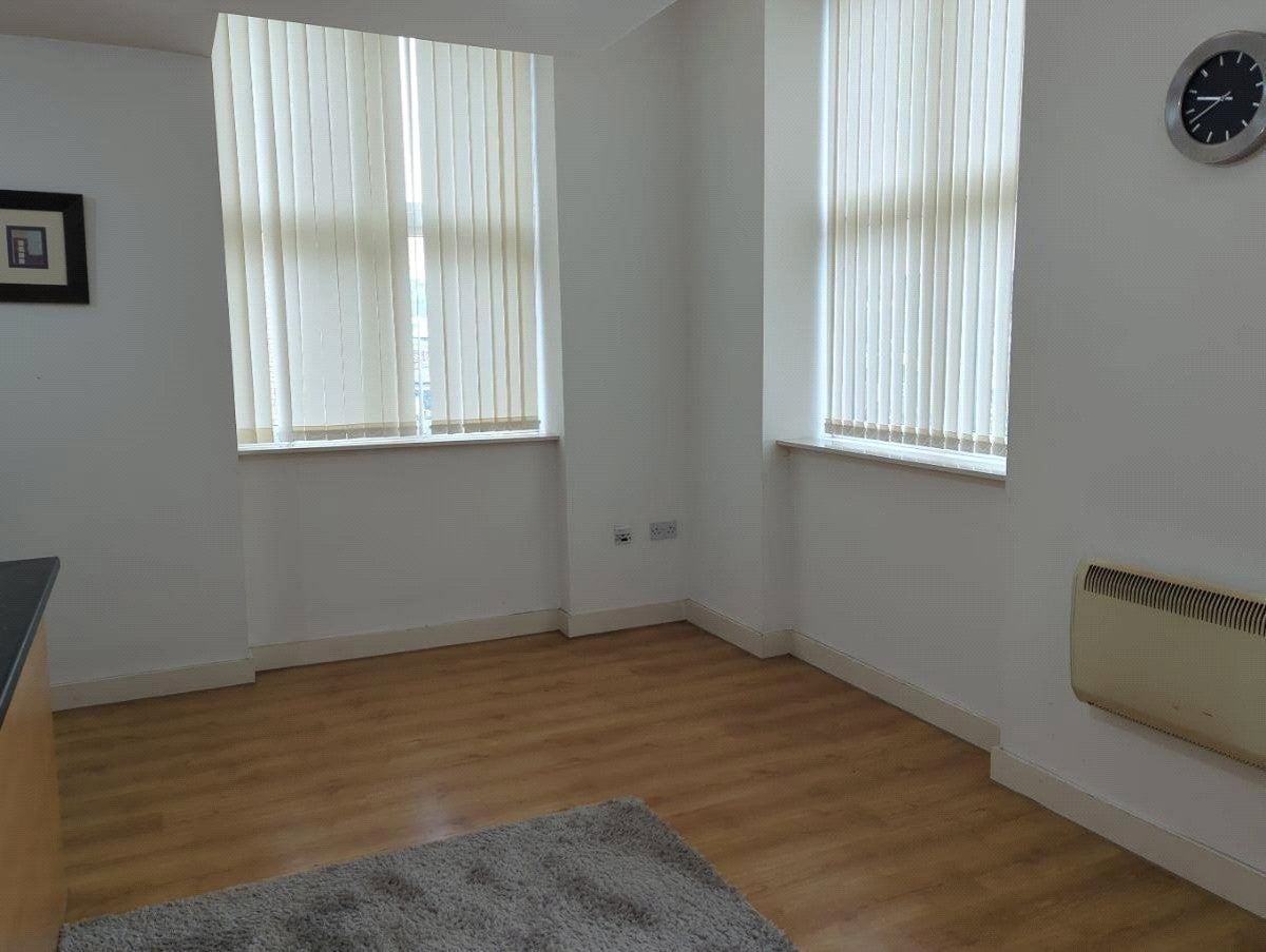 Flat Scoresby Street in Bradford