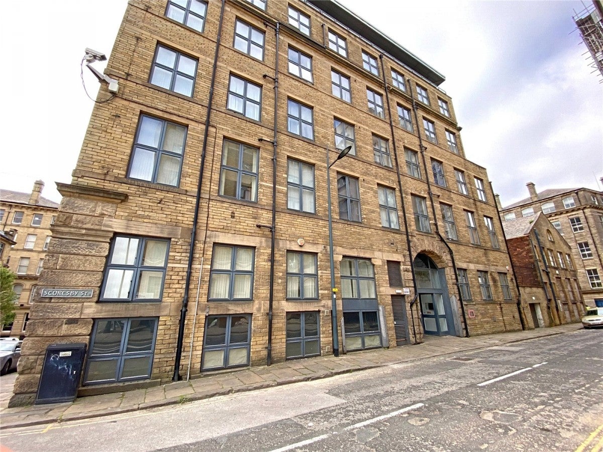 Flat Scoresby Street in Bradford