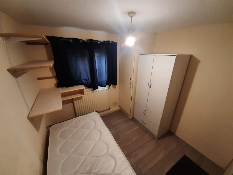 Room Brook's Road in Greater London