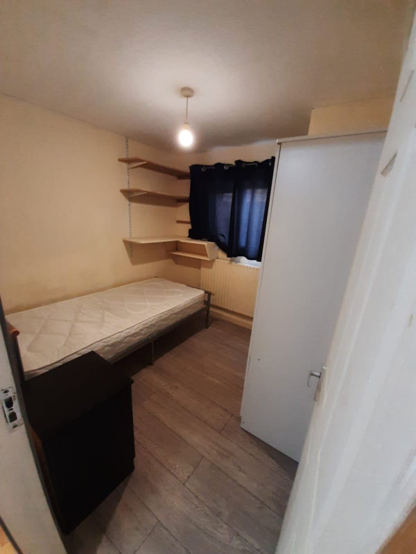 Room Brook's Road in Greater London