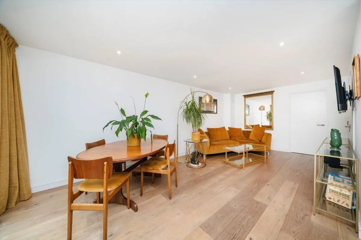 Flat Acton Lane in Greater London