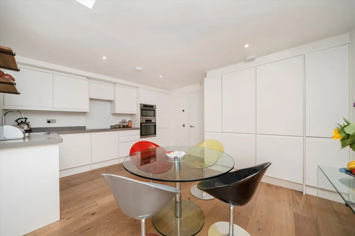 Flat Acton Lane in Greater London
