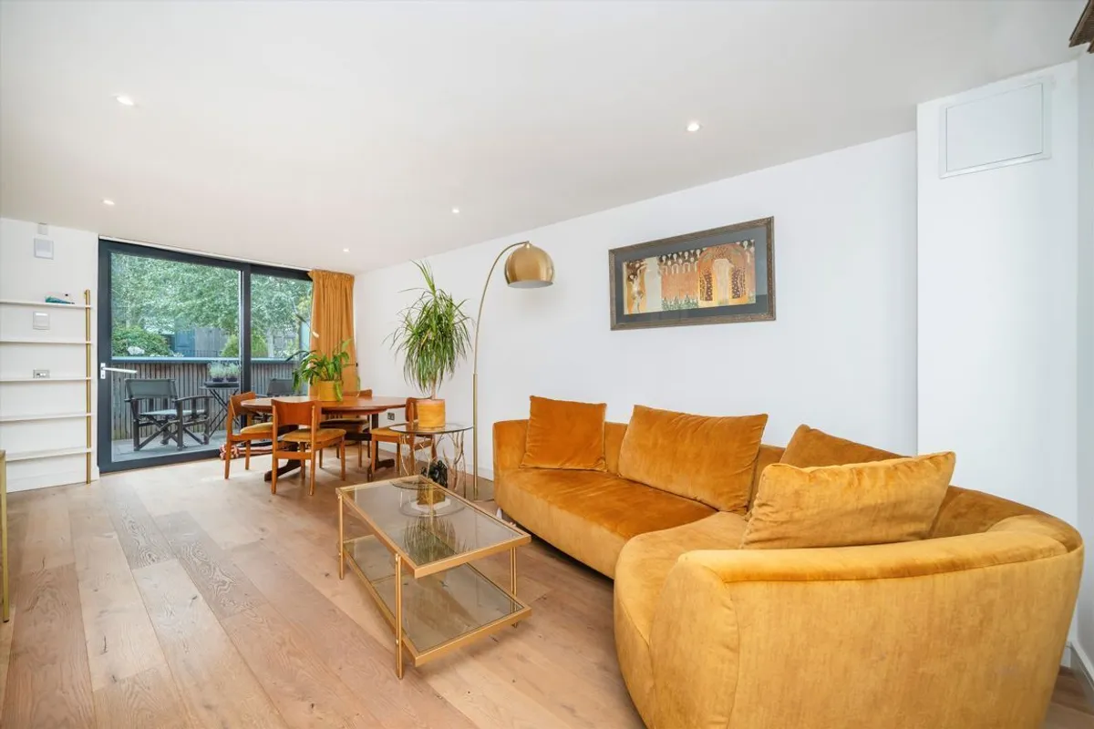 Flat Acton Lane in Greater London
