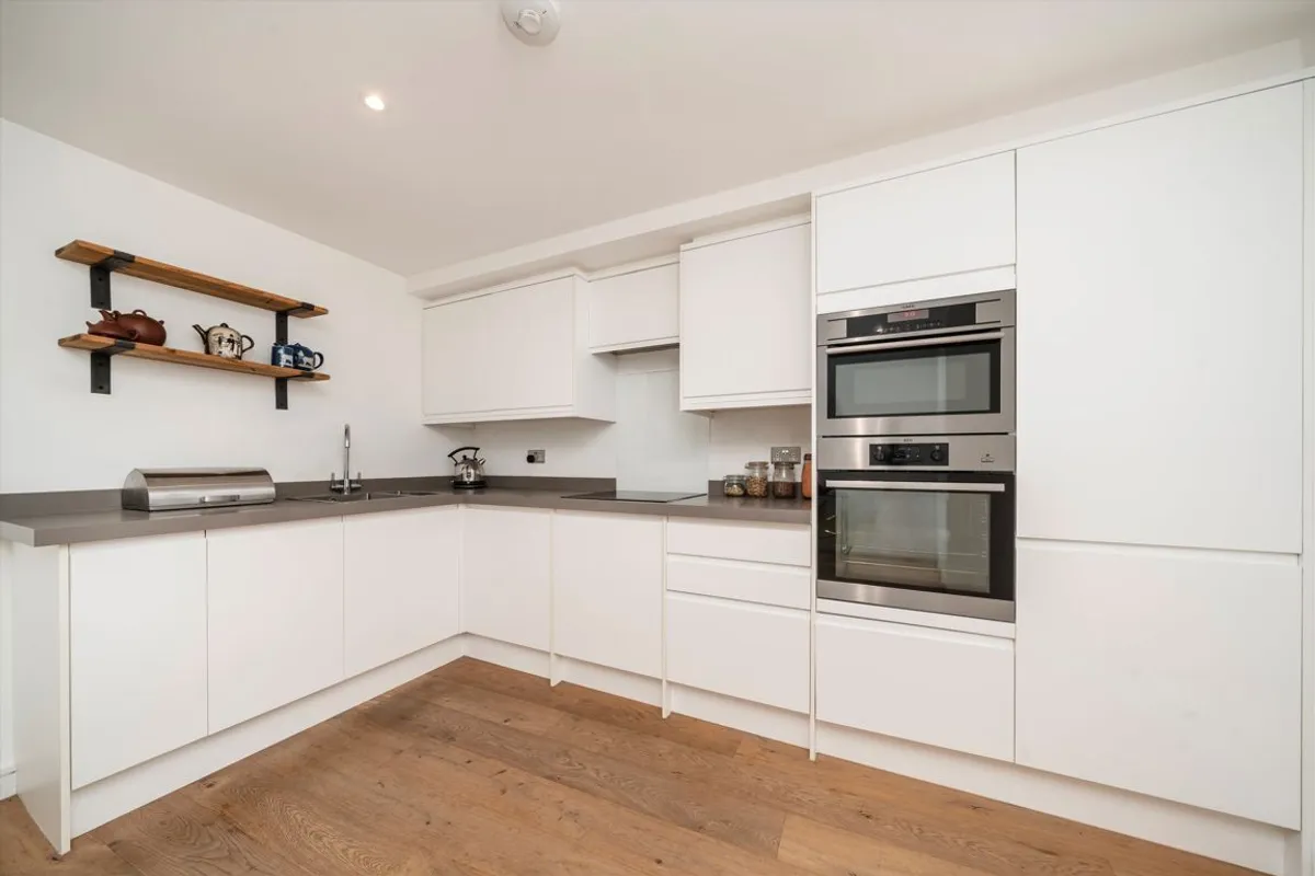 Flat Acton Lane in Greater London