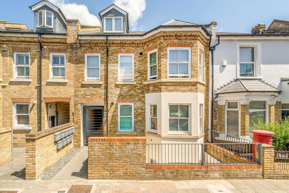 House Acton Lane in Greater London