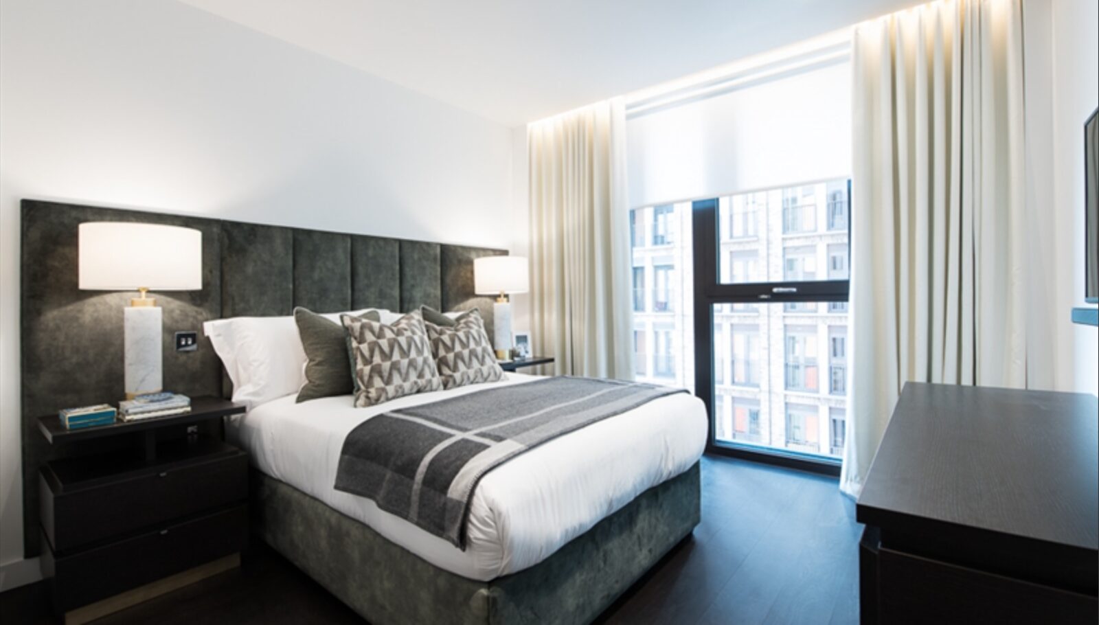 Flat Ponton Road in Greater London