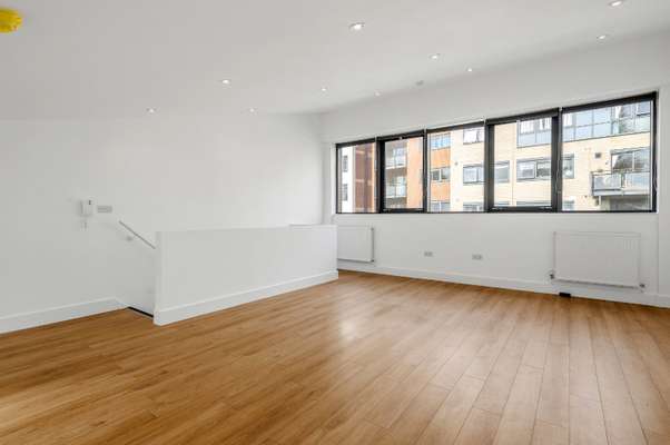 Flat Manor Gardens in Greater London