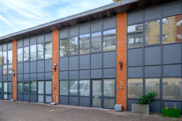 Flat Manor Gardens in Greater London