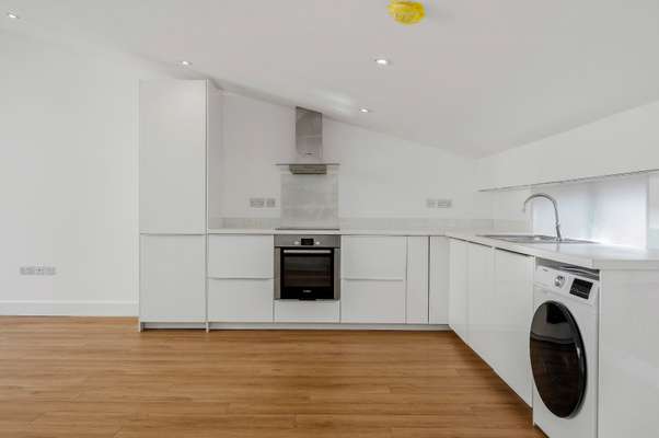 Flat Manor Gardens in Greater London