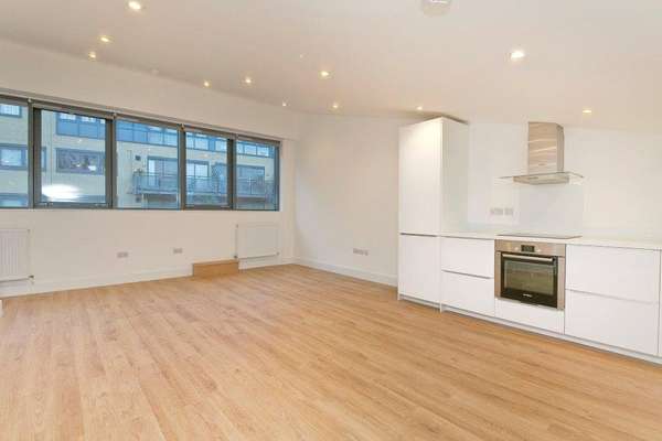 Flat Manor Gardens in Greater London