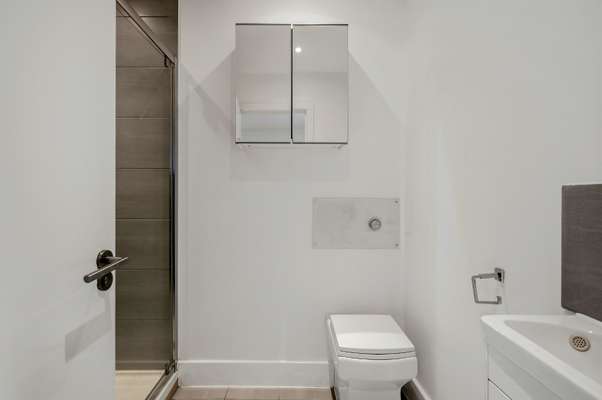 Flat Manor Gardens in Greater London
