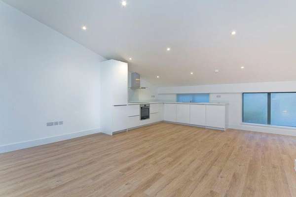 Flat Manor Gardens in Greater London