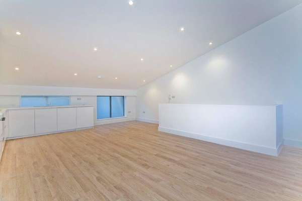 Flat Manor Gardens in Greater London