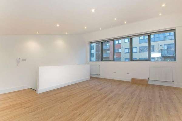 Flat Manor Gardens in Greater London