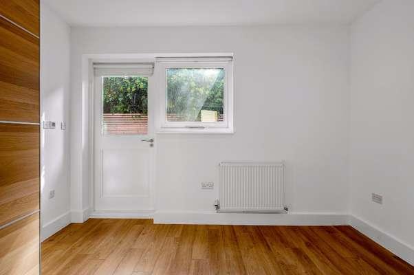 Flat Manor Gardens in Greater London
