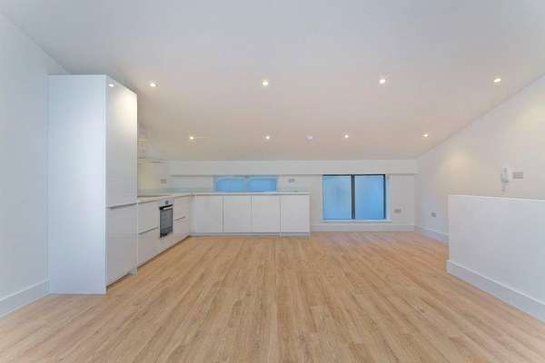 Flat Manor Gardens in Greater London