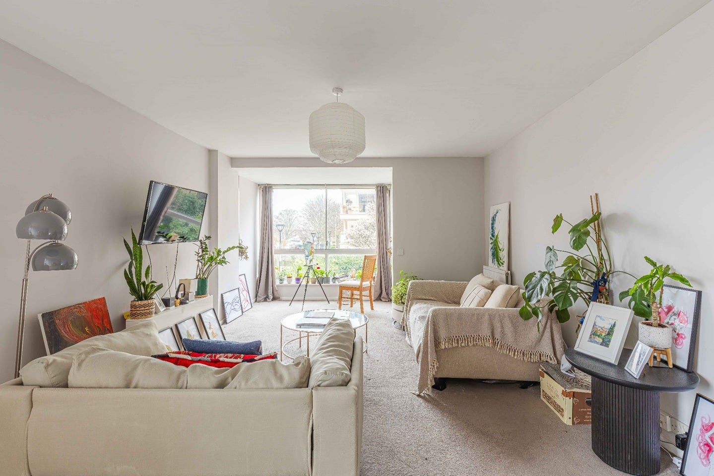 Flat Vicarage Walk in Greater London