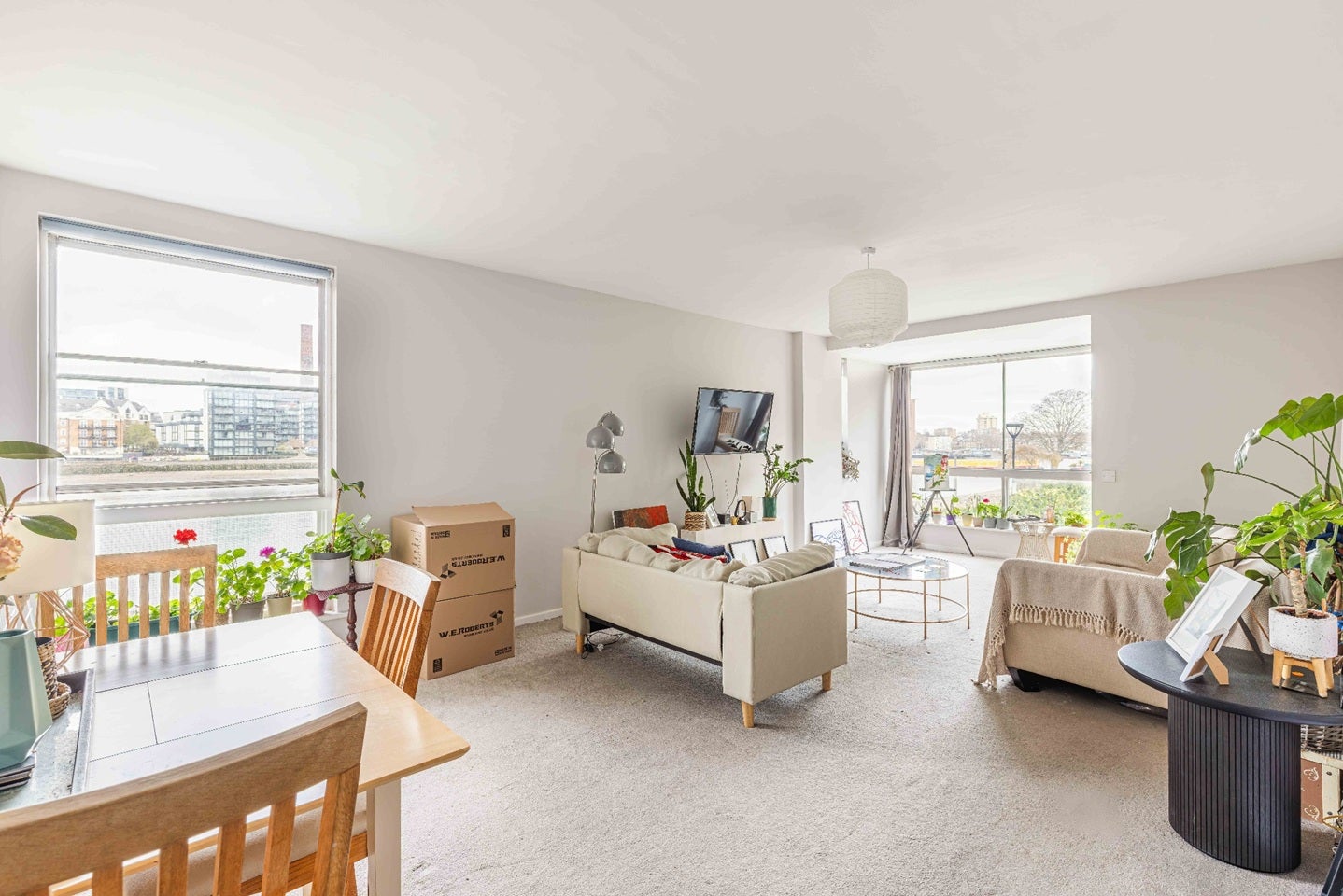 Flat Vicarage Walk in Greater London