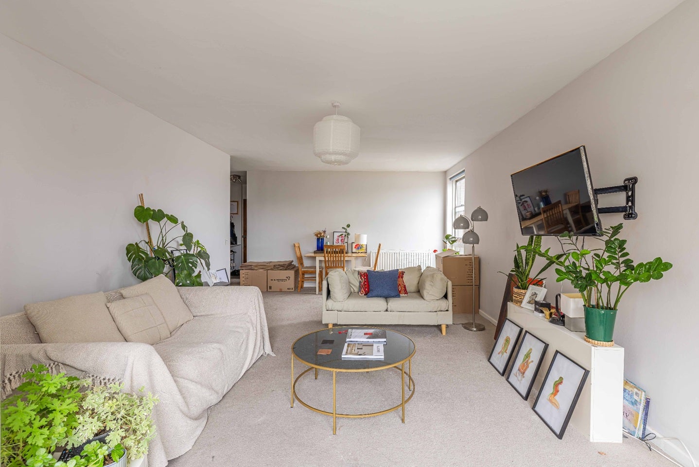 Flat Vicarage Walk in Greater London