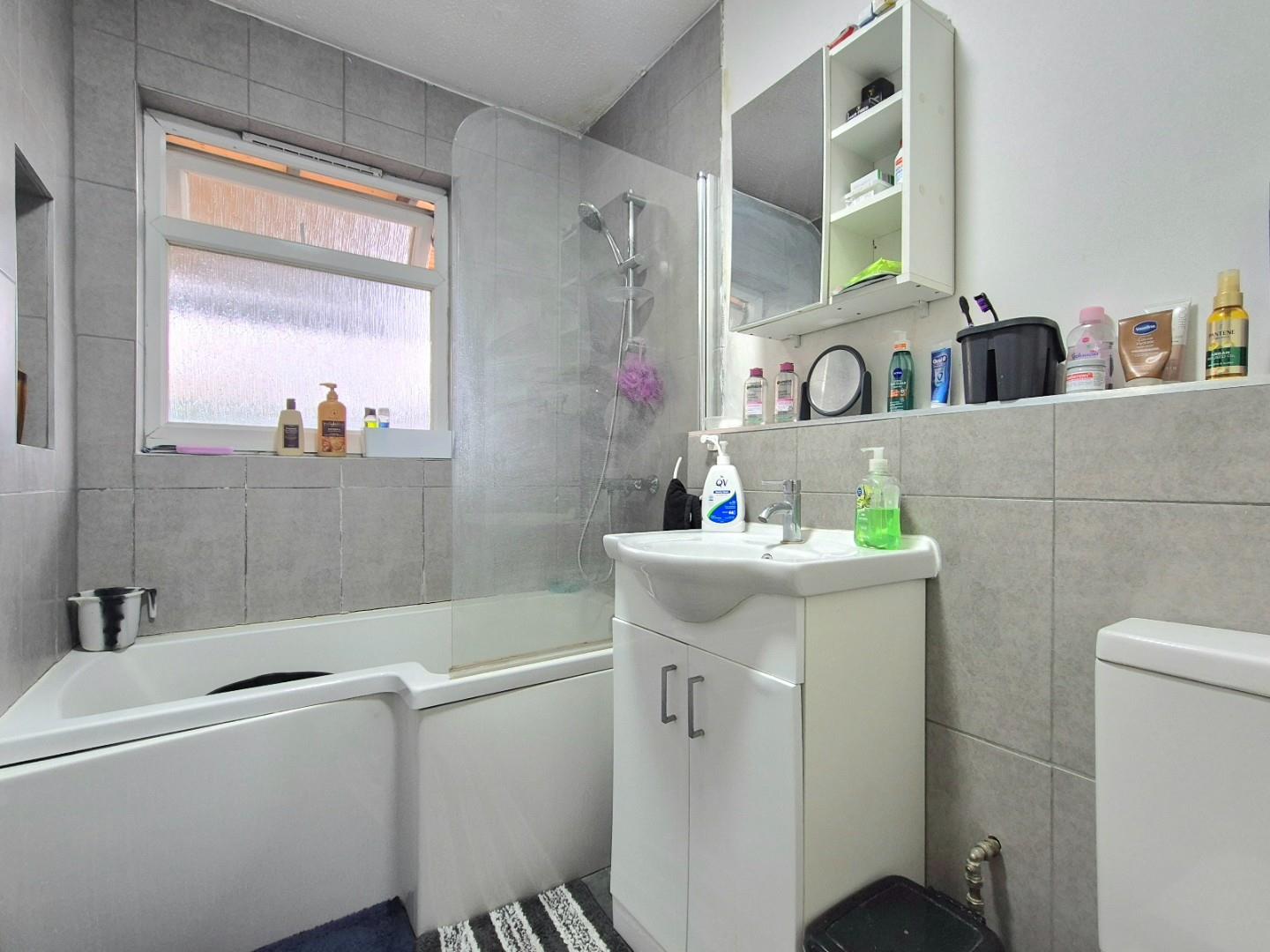 Flat Berrydale Road in London