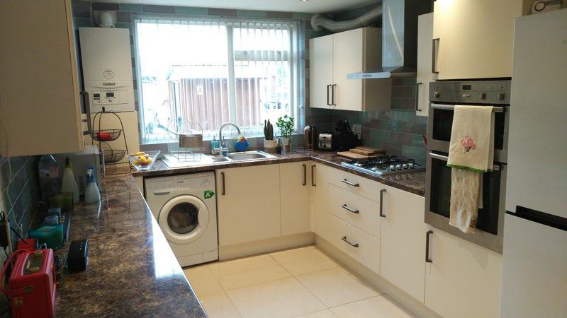 Room Waverton Road in Greater London