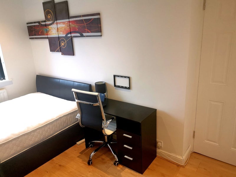 Room Waverton Road in Greater London