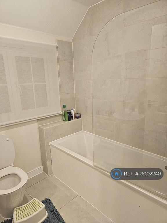 Room Cambria Crescent in Borough of Swale