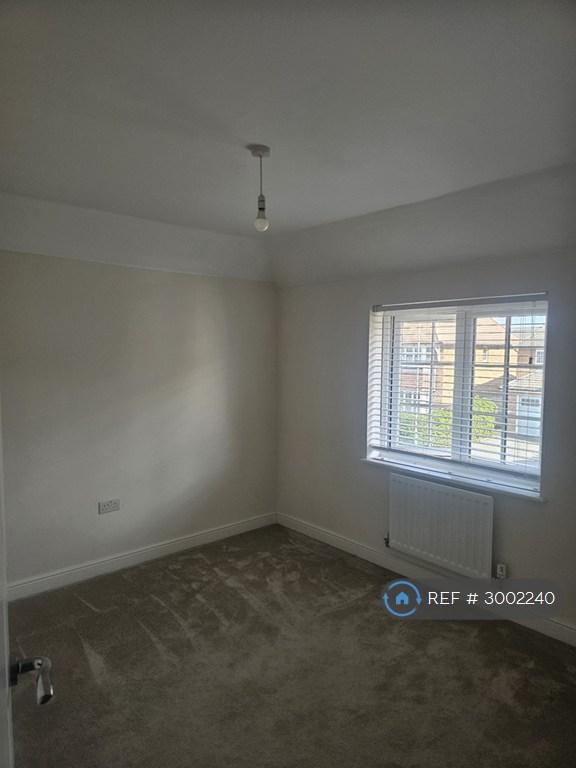 Room Cambria Crescent in Borough of Swale