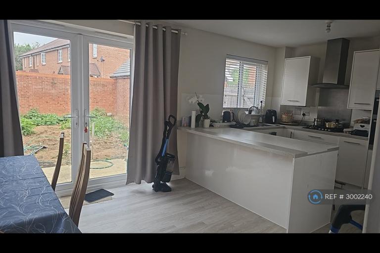 Room Cambria Crescent in Borough of Swale