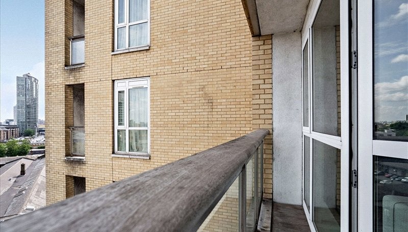 Flat Westferry Circus in Greater London