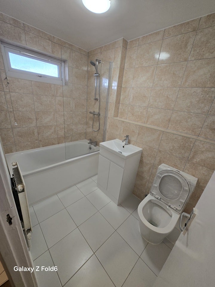 Flat Invermore Place in Greater London