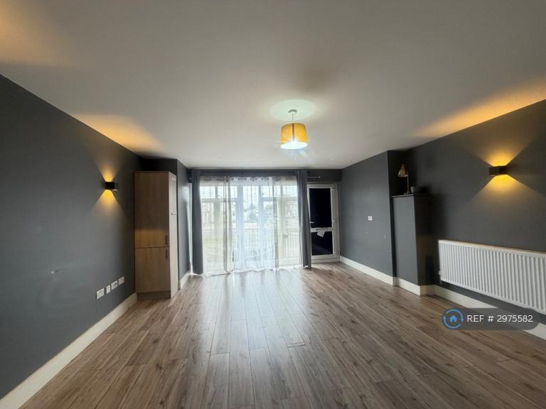 Flat Hornchurch Road in Greater London