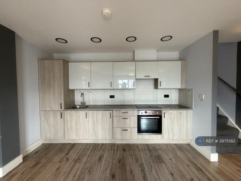 Flat Hornchurch Road in Greater London