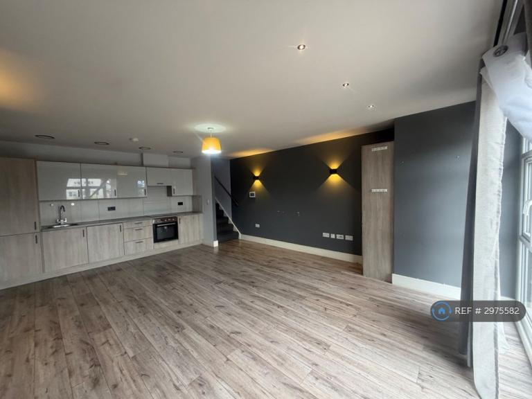 Flat Hornchurch Road in Greater London