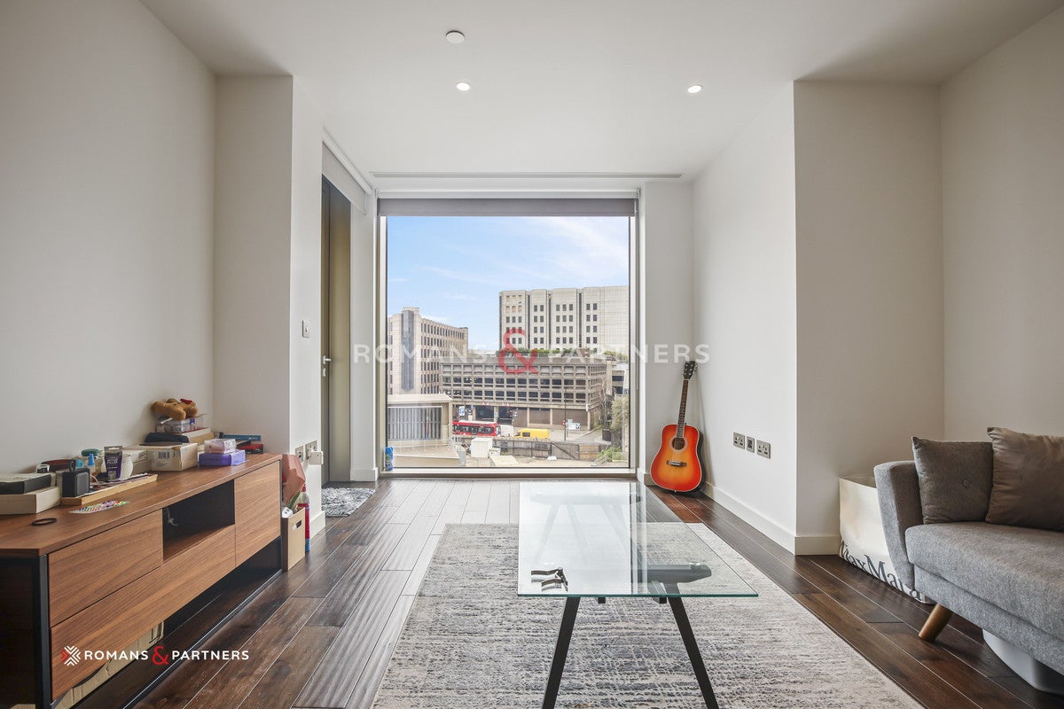 Flat Royal Mint Street in Greater London