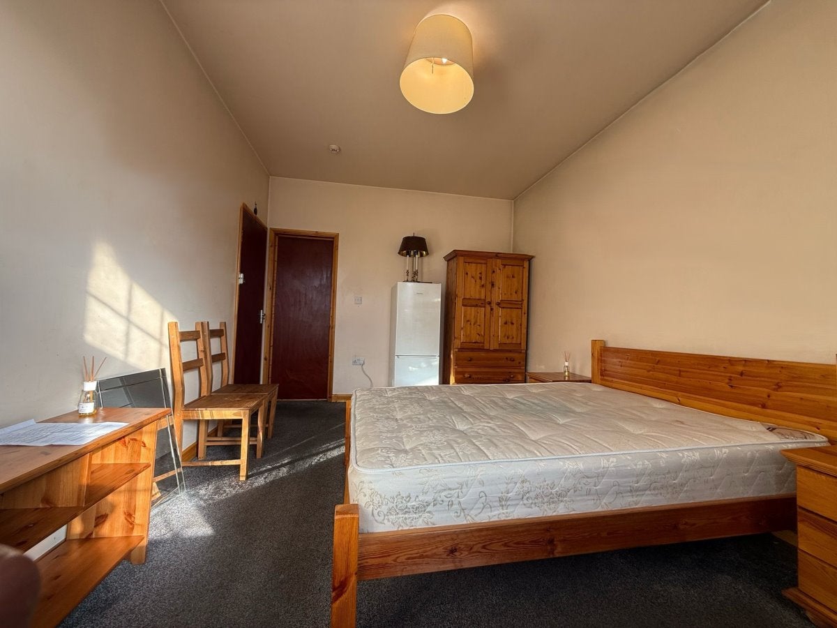 Room Headstone Road in Greater London