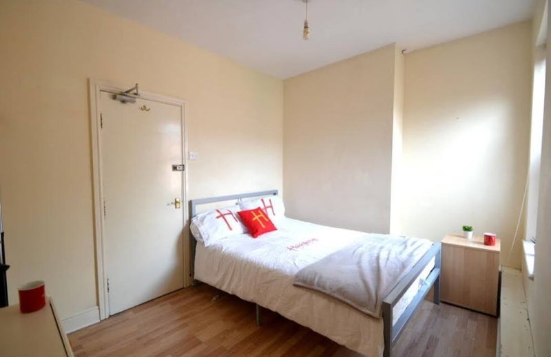 Room Lower Road in Nottingham