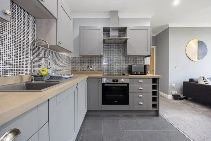 Flat Lauriston Close in Manchester