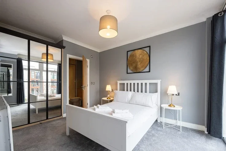 Flat Lauriston Close in Manchester