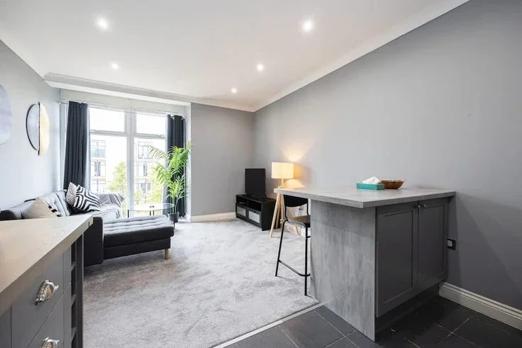 Flat Lauriston Close in Manchester