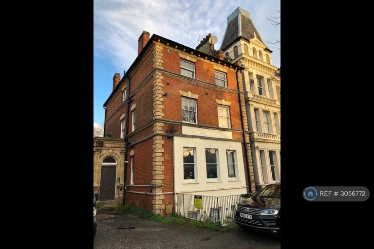 Flat Clapham Road in Greater London