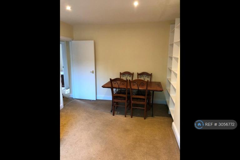 Flat Clapham Road in Greater London