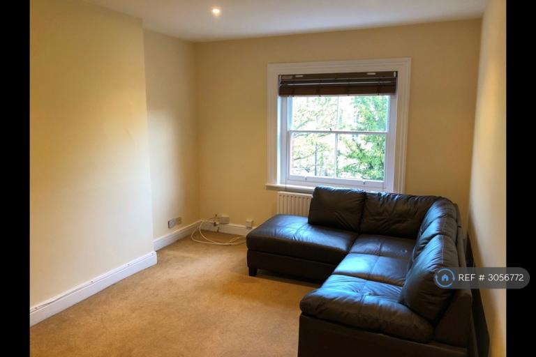 Flat Clapham Road in Greater London