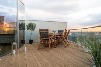 Flat Juniper Drive in Greater London