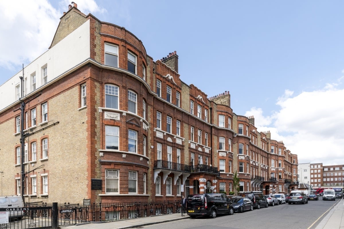 Flat Wynnstay Gardens in Greater London